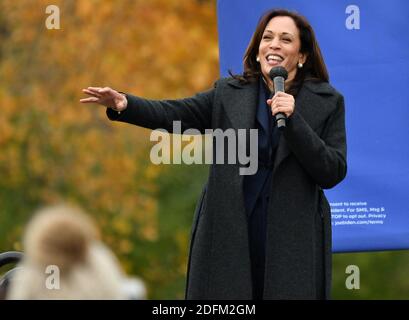 PAS DE FILM, PAS DE VIDÉO, PAS de TV, PAS DE DOCUMENTAIRE - le candidat démocrate vice-présidentiel, le sénateur Kamala Harris (D-CA), parle à l'événement Canvas Kickoff au Troy Community Center à Troy, MI, USA, le dimanche 25 octobre 2020. Photo de Robin Buckson/The Detroit News/TNS/ABACAPRESS.COM Banque D'Images