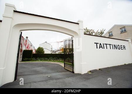 Une photo prise le 25 octobre 2020 à Reims, dans le nord-est de la France, montre le logo et la façade de Taittinger Champagne sur les portes autour des caves. Photo de Nasser Bzerzane/ABACAPRESS.COM Banque D'Images