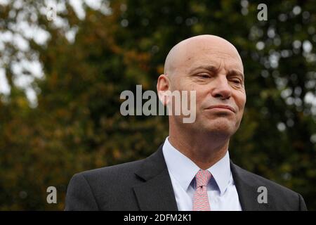 Photo du dossier datée du 25 octobre 2019, Marc Short, vice-président en chef de cabinet des États-Unis, parle avec des reporters sur l'allée à l'extérieur de l'aile ouest de la Maison Blanche à Washington, DC, États-Unis. Au moins cinq personnes dans l'orbite du vice-président Mike Pence ont été testées positives pour le coronavirus ces derniers jours, y compris le chef d'état-major Marc Short. Le vice-président Mike Pence et la deuxième dame Karen Pence ont tous deux été testés négatifs dimanche pour le coronavirus, a déclaré un responsable de la Maison Blanche. Photo de Yuri Gripas/ABACAPRESS.COM Banque D'Images