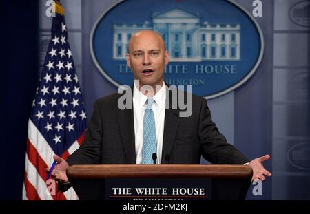 Photo du dossier en date du 19 janvier 2018 du directeur des affaires législatives de la Maison-Blanche, Marc Short, discute de la possibilité d'une fermeture du gouvernement dans la salle de presse de la Maison-Blanche à Washington, DC, Etats-Unis. Au moins cinq personnes dans l'orbite du vice-président Mike Pence ont été testées positives pour le coronavirus ces derniers jours, y compris le chef d'état-major Marc Short. Le vice-président Mike Pence et la deuxième dame Karen Pence ont tous deux été testés négatifs dimanche pour le coronavirus, a déclaré un responsable de la Maison Blanche. Photo par Olivier Douliery/ABACAPRESS.COM Banque D'Images