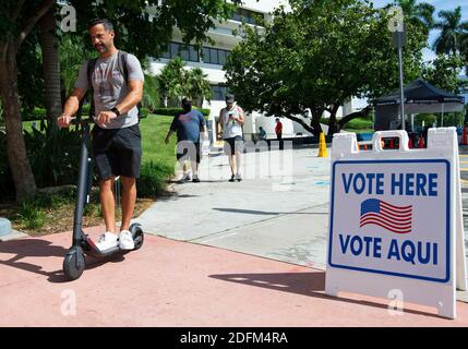 PAS DE FILM, PAS DE VIDÉO, PAS de télévision, PAS DE DOCUMENTAIRE - les gens partent après avoir fait leur vote lors du vote par anticipation pour l'élection générale à l'hôtel de ville de Miami Beach le mercredi 28 octobre 2020, à Miami Beach, FL, États-Unis. Photo de David Santiago/Miami Herald/TNS/ABACAPRESS.COM Banque D'Images