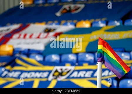 Wimbledon, Royaume-Uni. 05e décembre 2020. Vue générale d'un drapeau d'angle en soutien à la campagne de lacets Stonewall Rainbow lors du match de la Ligue 1 du Sky Bet entre AFC Wimbledon et Bristol Rovers au stade Plough Lane, Wimbledon, Angleterre, le 5 décembre 2020. Photo de Carlton Myrie. Crédit : Prime Media Images/Alamy Live News Banque D'Images