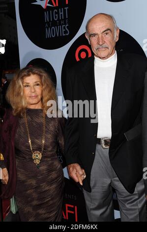 Photo du dossier datée du 1er octobre 2008 de Sean Connery et de sa femme Micheline Roquebrune assistent à la soirée de l'AFI de Target aux films tenus au Arclight Theatre à Hollywood, Los Angeles, CA, États-Unis. L'acteur écossais était plus connu pour sa représentation de James Bond, étant le premier à apporter le rôle au grand écran et apparaissant dans sept des thrillers d'espionnage. Sir Sean est mort pacifiquement dans son sommeil aux Bahamas, après avoir été 'mal pour un certain temps', a déclaré son fils. Photo de Lionel Hahn/ABACAPRESS.COM Banque D'Images