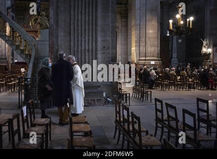 Célébration de la Toussaint à l'église Saint-Sulpice à Paris le 1er novembre 2020. Le second confinement, qui est entré en vigueur le 28 octobre pour freiner la deuxième vague de l'épidémie de Covid-19. Cette crise sanitaire a été aggravée par la menace terroriste 4 jours après l'attaque contre la basilique notre-Dame de Nice, qui a coûté la vie à trois personnes. Photo par Eliot Blondt/ABACAPRESS.COM Banque D'Images