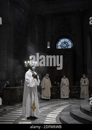 Célébration de la Toussaint à l'église Saint-Sulpice à Paris le 1er novembre 2020. Le second confinement, qui est entré en vigueur le 28 octobre pour freiner la deuxième vague de l'épidémie de Covid-19. Cette crise sanitaire a été aggravée par la menace terroriste 4 jours après l'attaque contre la basilique notre-Dame de Nice, qui a coûté la vie à trois personnes. Photo par Eliot Blondt/ABACAPRESS.COM Banque D'Images