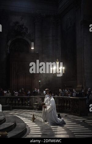 Célébration de la Toussaint à l'église Saint-Sulpice à Paris le 1er novembre 2020. Le second confinement, qui est entré en vigueur le 28 octobre pour freiner la deuxième vague de l'épidémie de Covid-19. Cette crise sanitaire a été aggravée par la menace terroriste 4 jours après l'attaque contre la basilique notre-Dame de Nice, qui a coûté la vie à trois personnes. Photo par Eliot Blondt/ABACAPRESS.COM Banque D'Images