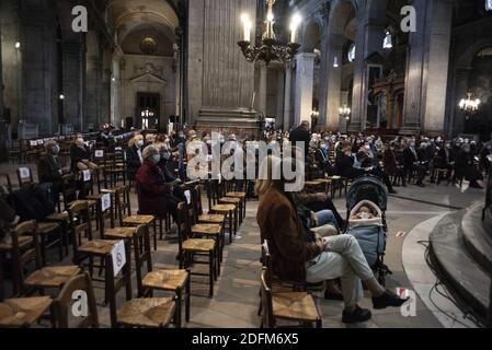 Célébration de la Toussaint à l'église Saint-Sulpice à Paris le 1er novembre 2020. Le second confinement, qui est entré en vigueur le 28 octobre pour freiner la deuxième vague de l'épidémie de Covid-19. Cette crise sanitaire a été aggravée par la menace terroriste 4 jours après l'attaque contre la basilique notre-Dame de Nice, qui a coûté la vie à trois personnes. Photo par Eliot Blondt/ABACAPRESS.COM Banque D'Images