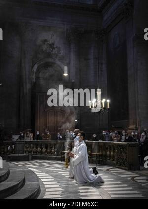 Célébration de la Toussaint à l'église Saint-Sulpice à Paris le 1er novembre 2020. Le second confinement, qui est entré en vigueur le 28 octobre pour freiner la deuxième vague de l'épidémie de Covid-19. Cette crise sanitaire a été aggravée par la menace terroriste 4 jours après l'attaque contre la basilique notre-Dame de Nice, qui a coûté la vie à trois personnes. Photo par Eliot Blondt/ABACAPRESS.COM Banque D'Images