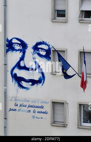 Une fresque de l'artiste DAN23 montre un portrait de Nelson Mandela et sa citation « l'éducation est l'arme la plus puissante pour changer le monde » sur la façade de l'école élémentaire de Finkwiller, le 2 novembre 2020 à Strasbourg, dans l'est de la France. Les écoliers français devraient observer une minute de silence ce matin à 11 h 00 pour honorer Samuel Paty, le professeur décapité par un islamiste plus tôt ce mois-ci, après avoir montré des caricatures du prophète Mahomet pendant une classe qu'il dirigeait sur la liberté d'expression. Photo de Nicolas Roses/ABACAPRESS.COM Banque D'Images