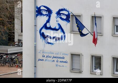 Une fresque de l'artiste DAN23 montre un portrait de Nelson Mandela et sa citation « l'éducation est l'arme la plus puissante pour changer le monde » sur la façade de l'école élémentaire de Finkwiller, le 2 novembre 2020 à Strasbourg, dans l'est de la France. Les écoliers français devraient observer une minute de silence ce matin à 11 h 00 pour honorer Samuel Paty, le professeur décapité par un islamiste plus tôt ce mois-ci, après avoir montré des caricatures du prophète Mahomet pendant une classe qu'il dirigeait sur la liberté d'expression. Photo de Nicolas Roses/ABACAPRESS.COM Banque D'Images