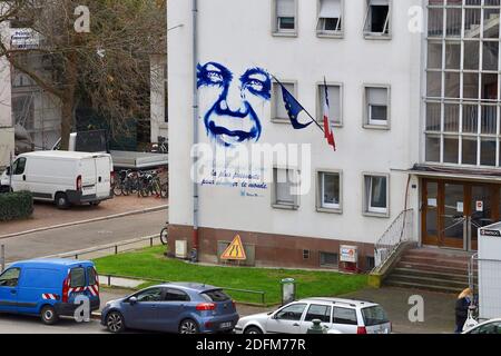 Une fresque de l'artiste DAN23 montre un portrait de Nelson Mandela et sa citation « l'éducation est l'arme la plus puissante pour changer le monde » sur la façade de l'école élémentaire de Finkwiller, le 2 novembre 2020 à Strasbourg, dans l'est de la France. Les écoliers français devraient observer une minute de silence ce matin à 11 h 00 pour honorer Samuel Paty, le professeur décapité par un islamiste plus tôt ce mois-ci, après avoir montré des caricatures du prophète Mahomet pendant une classe qu'il dirigeait sur la liberté d'expression. Photo de Nicolas Roses/ABACAPRESS.COM Banque D'Images