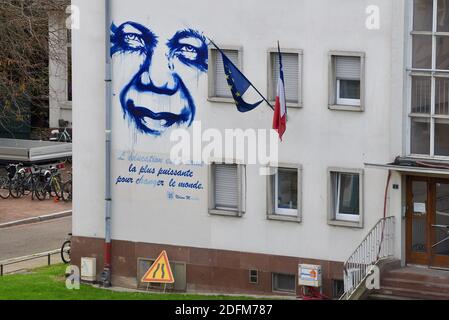 Une fresque de l'artiste DAN23 montre un portrait de Nelson Mandela et sa citation « l'éducation est l'arme la plus puissante pour changer le monde » sur la façade de l'école élémentaire de Finkwiller, le 2 novembre 2020 à Strasbourg, dans l'est de la France. Les écoliers français devraient observer une minute de silence ce matin à 11 h 00 pour honorer Samuel Paty, le professeur décapité par un islamiste plus tôt ce mois-ci, après avoir montré des caricatures du prophète Mahomet pendant une classe qu'il dirigeait sur la liberté d'expression. Photo de Nicolas Roses/ABACAPRESS.COM Banque D'Images