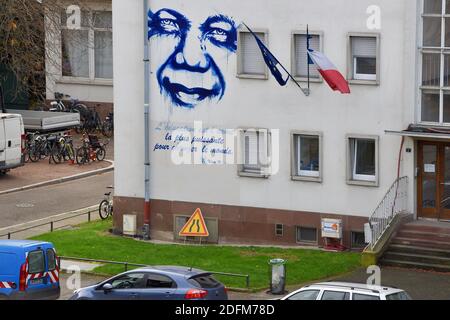 Une fresque de l'artiste DAN23 montre un portrait de Nelson Mandela et sa citation « l'éducation est l'arme la plus puissante pour changer le monde » sur la façade de l'école élémentaire de Finkwiller, le 2 novembre 2020 à Strasbourg, dans l'est de la France. Les écoliers français devraient observer une minute de silence ce matin à 11 h 00 pour honorer Samuel Paty, le professeur décapité par un islamiste plus tôt ce mois-ci, après avoir montré des caricatures du prophète Mahomet pendant une classe qu'il dirigeait sur la liberté d'expression. Photo de Nicolas Roses/ABACAPRESS.COM Banque D'Images