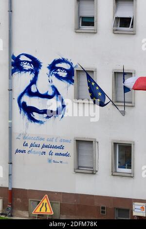 Une fresque de l'artiste DAN23 montre un portrait de Nelson Mandela et sa citation « l'éducation est l'arme la plus puissante pour changer le monde » sur la façade de l'école élémentaire de Finkwiller, le 2 novembre 2020 à Strasbourg, dans l'est de la France. Les écoliers français devraient observer une minute de silence ce matin à 11 h 00 pour honorer Samuel Paty, le professeur décapité par un islamiste plus tôt ce mois-ci, après avoir montré des caricatures du prophète Mahomet pendant une classe qu'il dirigeait sur la liberté d'expression. Photo de Nicolas Roses/ABACAPRESS.COM Banque D'Images