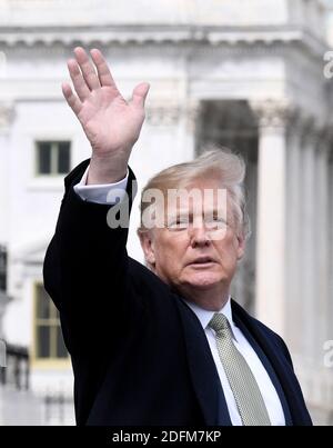 Photo du fichier - le président américain Donald Trump se fait une vague en quittant le capitole après le déjeuner annuel des amis de l'Irlande sur Capitol Hill le 15 mars 2018 à Washington, DC, USA. Donald Trump a confié en privé qu'il craignait qu'il ne soit confronté à de multiples poursuites s'il perdait l'élection présidentielle. Le président des États-Unis a dit à ses collaborateurs qu'il s'attendait à ce que les risques d'inculpation pénale contre lui augmentent considérablement s'il perdait à Joe Biden le 3 novembre. Selon le New York Times, Trump s’inquiète d’une enquête en cours sur ses finances par le procureur du district de Manhattan, Cyrus Vance Banque D'Images