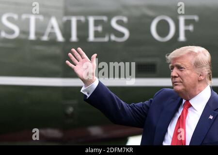 Photo du dossier - le président américain Donald Trump déchaîne ses partisans lorsqu'il quitte la Maison Blanche à Washington, D.C., pour assister au rassemblement Make America Great Again à Orlando, en Floride, le 18 juin 2019. Donald Trump a confié en privé qu'il craignait qu'il ne soit confronté à de multiples poursuites s'il perdait l'élection présidentielle. Le président des États-Unis a dit à ses collaborateurs qu'il s'attendait à ce que les risques d'inculpation pénale contre lui augmentent considérablement s'il perdait à Joe Biden le 3 novembre. Selon le New York Times, Trump s’inquiète d’une enquête en cours sur ses finances par le quartier de Manhattan à Banque D'Images