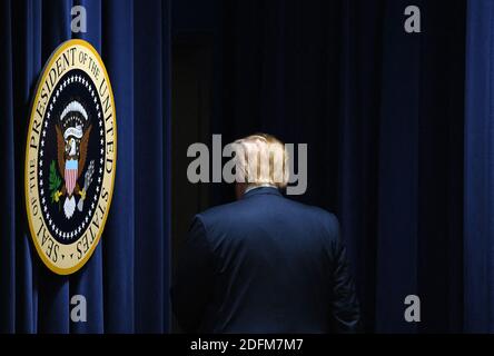 Photo du dossier - le président américain Donald Trump part après avoir pris la parole lors d'une conférence de la zone d'opportunité avec des dirigeants d'État, locaux, tribaux et communautaires dans l'Auditorium de la Cour du Sud le 17 avril 2019. Donald Trump a confié en privé qu'il craignait qu'il ne soit confronté à de multiples poursuites s'il perdait l'élection présidentielle. Le président des États-Unis a dit à ses collaborateurs qu'il s'attendait à ce que les risques d'inculpation pénale contre lui augmentent considérablement s'il perdait à Joe Biden le 3 novembre. Selon le New York Times, Trump s’inquiète d’une enquête en cours sur ses finances par le quartier de Manhattan Banque D'Images