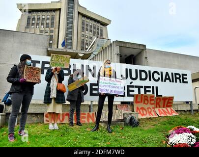 Action de soutien à la «liberté pour Adriana» en dehors du palais de justice de Creteil en faveur d'Adriana Sampaio condamné pour avoir tué son conjoint pour défendre sa fille, à Creteil, près de Paris, France, le 03 novembre 2020. Photo par Karim ait Adjedjou/avenir Pictures/ABACAPRESS.COM Banque D'Images