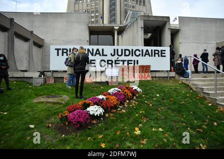 Action de soutien à la «liberté pour Adriana» en dehors du palais de justice de Creteil en faveur d'Adriana Sampaio condamné pour avoir tué son conjoint pour défendre sa fille, à Creteil, près de Paris, France, le 03 novembre 2020. Photo par Karim ait Adjedjou/avenir Pictures/ABACAPRESS.COM Banque D'Images