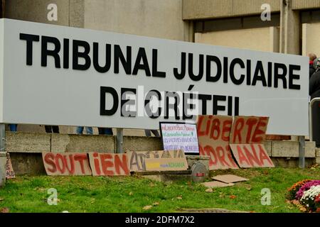 Action de soutien à la «liberté pour Adriana» en dehors du palais de justice de Creteil en faveur d'Adriana Sampaio condamné pour avoir tué son conjoint pour défendre sa fille, à Creteil, près de Paris, France, le 03 novembre 2020. Photo par Karim ait Adjedjou/avenir Pictures/ABACAPRESS.COM Banque D'Images