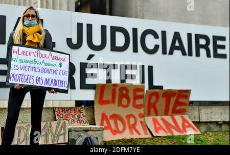 Action de soutien à la «liberté pour Adriana» en dehors du palais de justice de Creteil en faveur d'Adriana Sampaio condamné pour avoir tué son conjoint pour défendre sa fille, à Creteil, près de Paris, France, le 03 novembre 2020. Photo par Karim ait Adjedjou/avenir Pictures/ABACAPRESS.COM Banque D'Images