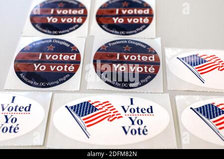 Des autocollants de vote sont visibles dans un bureau de vote à Washington lors de l'élection présidentielle américaine du 3 novembre 2020. Photo de Yuri Gripas/ABACAPRESS.COM Banque D'Images