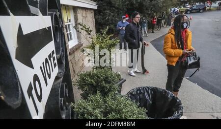 PAS DE FILM, PAS DE VIDÉO, PAS de TV, PAS DE DOCUMENTAIRE - 3 novembre 2020 Atlanta: Les électeurs se font la queue pour voter à Park Tavern à Atlanta le mardi 3 novembre 2020. Mardi matin, les électeurs se sont alignés devant les bureaux de vote pour être parmi les premiers à voter un jour crucial des élections. IT&apos;s devrait être le plus grand jour de vote en Géorgie, avec un taux de participation de 2 millions. 3.9 millions de personnes supplémentaires ont déjà voté tôt ou absent. Certains ont déclaré au Atlanta Journal Constitution qu'ils s'attendaient à des troubles sociaux que Biden ou Trump remporte les élections. Photo de John Spink/Atlanta Journal-Co Banque D'Images