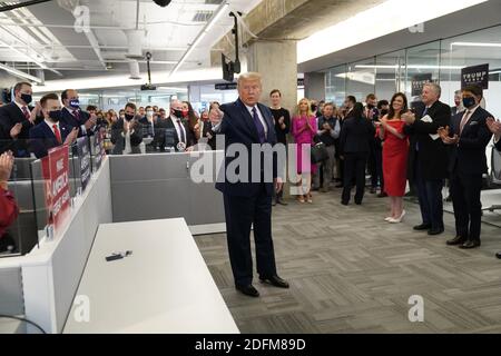 Le président des États-Unis Donald J. Trump visite les agents de campagne à l'annexe du RNC à Arlington, en Virginie, le jour des élections, le mardi 3 novembre 2020. Dans l'arrière-plan du Président de droite, on peut voir : Jared Kushner, assistant du Président et conseiller principal, Kayleigh McEnany, secrétaire de presse de la Maison-Blanche, Mark Meadows, assistant du Président et chef de cabinet, et Hogan Gidley, secrétaire de presse adjoint de la Maison-Blanche. Photo de Chris Kleponis/Pool via CNP/ABACAPRESS.COM Banque D'Images