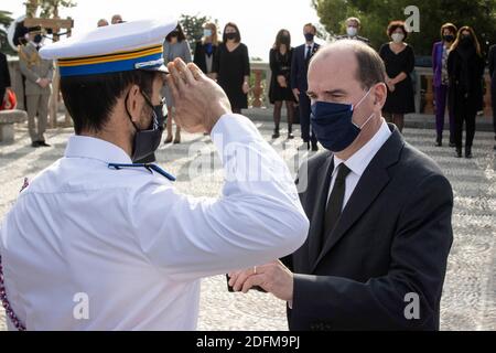 Le Premier ministre français Jean Castex décerne un policier local lors d'une cérémonie à Nice, en France, le 7 novembre 2020, en hommage aux trois victimes d'une attaque à la basilique notre-Dame de Nice le 29 octobre 2020. Photo de SYSPEO/Pool/ABACAPRESS.COM Banque D'Images