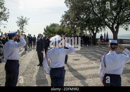 Le Premier ministre français Jean Castex décerne un policier local lors d'une cérémonie à Nice, en France, le 7 novembre 2020, en hommage aux trois victimes d'une attaque à la basilique notre-Dame de Nice le 29 octobre 2020. Photo de SYSPEO/Pool/ABACAPRESS.COM Banque D'Images