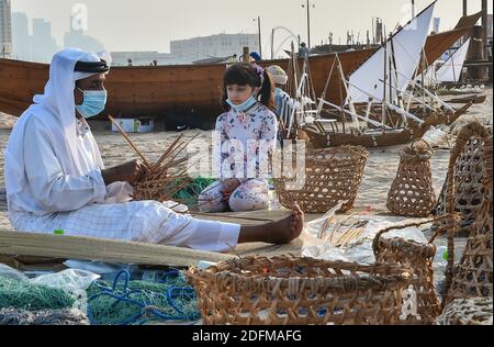 Doha, Qatar. 5 décembre 2020. Un artisan fait des paniers de pêche traditionnels lors du 10ème Festival de dhow traditionnel de Katara à Doha, capitale du Qatar, 5 décembre 2020. Le festival a eu lieu du 1er au 5 décembre pour présenter les traditions maritimes. Credit: Nikku/Xinhua/Alay Live News Banque D'Images