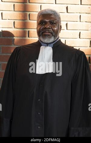 Avocat m'Boutou, avocat de Sofiane B, victime de violence policière. Un policier de la CSI 93 (compagnie de sécurité et d'intervention Seine-Saint-Denis) est jugé au tribunal de Bobigny pour « violence volontaire » et « falsification ». L'agent de police est soupçonné de frapper un jeune trafiquant et de couvrir sa matraque d'un faux rapport à l'été 2019. Bobigny, France, le 5 novembre 2020. Photo de Pierrick Villette/avenir Pictures/ABACAPRESS.COM Banque D'Images