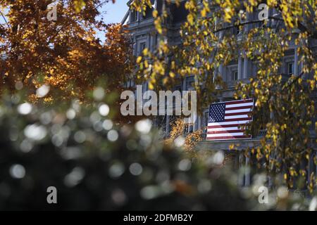 L'immeuble Eisenhower Executive Office est vu décoré de drapeaux américains, avant les vacances de la fête des anciens combattants le mardi 10 novembre 2020 à Washington, DC. (Photo d'Oliver Contreras/Pool/ABACAPRESS.COM) Banque D'Images