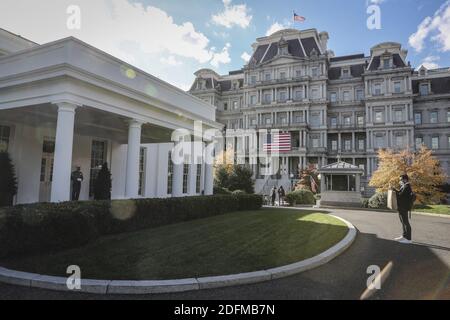 Une personne prend une photo d'une Marine se tenant à l'extérieur de l'aile ouest de la Maison Blanche le mardi 10 novembre 2020 à Washington, DC. (Photo d'Oliver Contreras/Pool/ABACAPRESS.COM) Banque D'Images