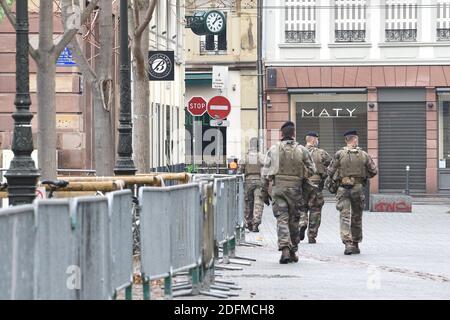 Le système Sentinel a été renforcé à Strasbourg le vendredi 30 octobre. Le Président de la République a décidé de faire passer le plan de Vigipirate à l'étape des attaques d'urgence, afin d'assurer une sécurité permanente valide en tout temps et en tout lieu. Cela se traduit par une réactivation du deuxième bloc de l'opération Sentinel, lancé le vendredi 30 octobre à la suite des attaques contre Samuel Paty et la basilique de Nice. Le plan a été porté à 7,000 hommes, comparativement à 3,000 en temps normal. En Alsace, le sentinelle de Strasbourg a été renforcé par 150 soldats du 152e Infantr Banque D'Images