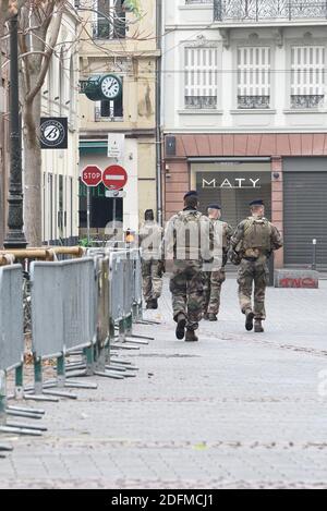 Le système Sentinel a été renforcé à Strasbourg le vendredi 30 octobre. Le Président de la République a décidé de faire passer le plan de Vigipirate à l'étape des attaques d'urgence, afin d'assurer une sécurité permanente valide en tout temps et en tout lieu. Cela se traduit par une réactivation du deuxième bloc de l'opération Sentinel, lancé le vendredi 30 octobre à la suite des attaques contre Samuel Paty et la basilique de Nice. Le plan a été porté à 7,000 hommes, comparativement à 3,000 en temps normal. En Alsace, le sentinelle de Strasbourg a été renforcé par 150 soldats du 152e Infantr Banque D'Images