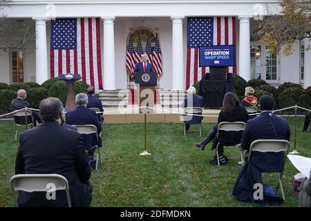 13 novembre 2020, Washington, DC, USA: Le président AMÉRICAIN Donald trump fait le point sur l'opération Warp Speed lors d'une conférence de presse sur la pelouse sud de la Maison Blanche. OWS est un partenariat public-privé, initié par l'administration Trump, pour faciliter et accélérer le développement, la fabrication et la distribution de vaccins, de produits thérapeutiques et de diagnostics COVID-19. Le vice-président Mike Pence s'est joint à Trump à la conférence. Photo de Chris Kleponis/Pool/ABACAPRESS.COM Banque D'Images