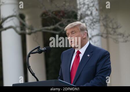 13 novembre 2020 - Washington, DC, États-Unis : le président des États-Unis Donald Trump fait le point sur l'opération Warp Speed à la Maison Blanche. Photo de Chris Kleponis/Pool/ABACAPRESS.COM Banque D'Images