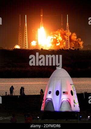 PAS DE FILM, PAS DE VIDÉO, PAS de télévision, PAS DE DOCUMENTAIRE, avec une maquette du vaisseau spatial SpaceX Crew Dragon au premier plan au Kennedy Space Center, Floride, un décollage de la fusée United Launch Alliance Atlas 5 à la station aérienne de Cape Canaveral, le vendredi 13 novembre 2020. La fusée transporte une charge utile classée pour l'Office national de reconnaissance des États-Unis. Photo de Joe Burbank/Orlando Sentinel/TNS/ABACAPRESS.COM Banque D'Images