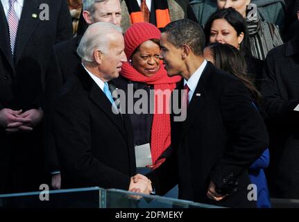 Photo du dossier - photo du dossier en date du 20 janvier 2009 du président américain Barack Obama et du vice-président Joe Biden secouer la main après avoir pris le serment d'office du juge en chef de la Cour suprême John Roberts pour devenir le 44e président américain et le premier élu afro-américain, Lors des cérémonies d'inauguration au Capitole à Washington, D.C., États-Unis. L'ancien président Barack Obama a soutenu mardi matin Joe Biden, son vice-président à deux mandats, dans la course à la Maison Blanche. LE choix de Joe comme vice-président a été l’une des meilleures décisions que j’ai jamais prises, et il est devenu un ami proche. Et je bel Banque D'Images