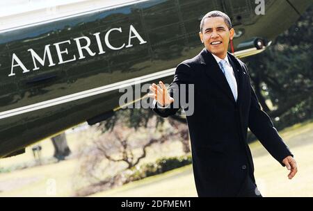 Photo du fichier - le président américain Barack Obama arrive sur Marine One sur la pelouse sud de la Maison Blanche à Washington, DC, Etats-Unis le 16 février 2009. Les prochains mémoires de l’ancien président Barack Obama, « A Promise Land », seront publiés le 17 novembre sous forme de livres audio, numériques et en couverture rigide. Photo par Olivier Douliery/ABACAPRESS.COM Banque D'Images