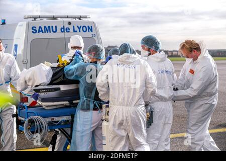 Santé le 16 novembre 2020, le ministre français de la Santé Olivier Veran assiste à une évacuation médicale à l'aéroport de Bron près de Lyon, dans le sud-est de la France, pour évacuer les patients dans le contexte de l'épidémie du nouveau coronavirus Covid-19. Photo par Pool/ABACAPRESS.COM Banque D'Images