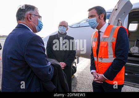 Santé le 16 novembre 2020, le ministre français de la Santé Olivier Veran assiste à une évacuation médicale à l'aéroport de Bron près de Lyon, dans le sud-est de la France, pour évacuer les patients dans le contexte de l'épidémie du nouveau coronavirus Covid-19. Photo par Pool/ABACAPRESS.COM Banque D'Images