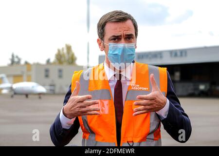 Santé le 16 novembre 2020, le ministre français de la Santé Olivier Veran assiste à une évacuation médicale à l'aéroport de Bron près de Lyon, dans le sud-est de la France, pour évacuer les patients dans le contexte de l'épidémie du nouveau coronavirus Covid-19. Photo par Pool/ABACAPRESS.COM Banque D'Images