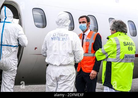 Santé le 16 novembre 2020, le ministre français de la Santé Olivier Veran assiste à une évacuation médicale à l'aéroport de Bron près de Lyon, dans le sud-est de la France, pour évacuer les patients dans le contexte de l'épidémie du nouveau coronavirus Covid-19. Photo par Pool/ABACAPRESS.COM Banque D'Images