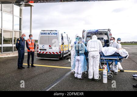 Santé le 16 novembre 2020, le ministre français de la Santé Olivier Veran assiste à une évacuation médicale à l'aéroport de Bron près de Lyon, dans le sud-est de la France, pour évacuer les patients dans le contexte de l'épidémie du nouveau coronavirus Covid-19. Photo par Pool/ABACAPRESS.COM Banque D'Images