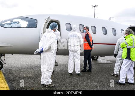 Santé le 16 novembre 2020, le ministre français de la Santé Olivier Veran assiste à une évacuation médicale à l'aéroport de Bron près de Lyon, dans le sud-est de la France, pour évacuer les patients dans le contexte de l'épidémie du nouveau coronavirus Covid-19. Photo par Pool/ABACAPRESS.COM Banque D'Images