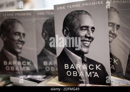 Le nouveau livre DE l'ancien président américain Barack Obama A Promise Land (une promesse de Terre en français) est vu dans une librairie à Paris, en France, le 17 novembre 2020. Barack Obama utilisait son temps après avoir quitté la Maison Blanche pour écrire un mémoire détaillant son temps en tant que 44e président des États-Unis. Après presque quatre ans d’attente, M. Obama a publié ses mémoires de 701 pages intitulé A Promise Land, le premier épisode de ses mémoires présidentielles. Photo de Raphael Lafargue/ABACAPRESS.COM Banque D'Images