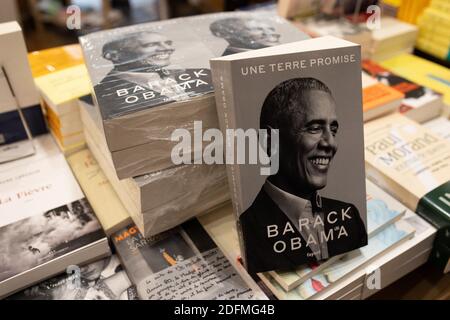 Le nouveau livre DE l'ancien président américain Barack Obama A Promise Land (une promesse de Terre en français) est vu dans une librairie à Paris, en France, le 17 novembre 2020. Barack Obama utilisait son temps après avoir quitté la Maison Blanche pour écrire un mémoire détaillant son temps en tant que 44e président des États-Unis. Après presque quatre ans d’attente, M. Obama a publié ses mémoires de 701 pages intitulé A Promise Land, le premier épisode de ses mémoires présidentielles. Photo de Raphael Lafargue/ABACAPRESS.COM Banque D'Images