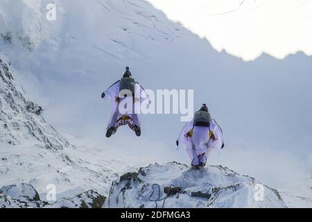 Document photo du dossier daté du 13 octobre 2017 du duo de wingsuit français Fred Fugen et Vince Reffet ont réussi à voler dans la porte ouverte d'un avion en plein air, après que B.A.S.E. a sauté du sommet de Jungfrau, à 4,158 mètres, dans les Alpes. Le cascadeur français Vincent Reffet, célèbre pour ses exploits aériens avec des jetpacks et des ailes en fibre de carbone, a été tué lors d'un accident d'entraînement à Dubaï. Reffet faisait partie de la société Jetman Dubai. Cet homme de 36 ans est devenu viral pour les vols au-dessus du bord de mer de la ville du Golfe et des Alpes. Une déclaration a déclaré que Reffet est mort « en formation à Dubaï » mais n'a pas donné plus loin Banque D'Images